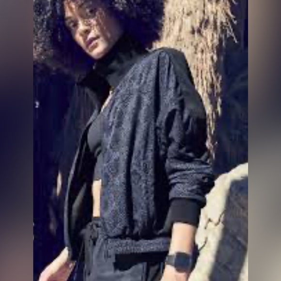 Athleta Brooklyn Track Bomber Jacket Blue Zip Pockets Snake Print Gym Large - Picture 2 of 8